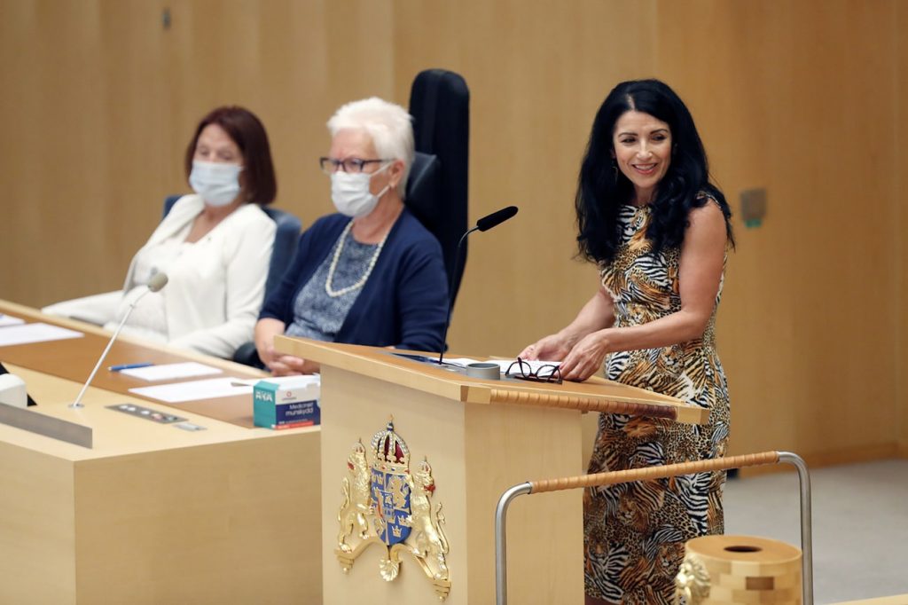 Amineh Kakabaveh speaks before the Swedish Parliament. Photo credit: REUTERS.