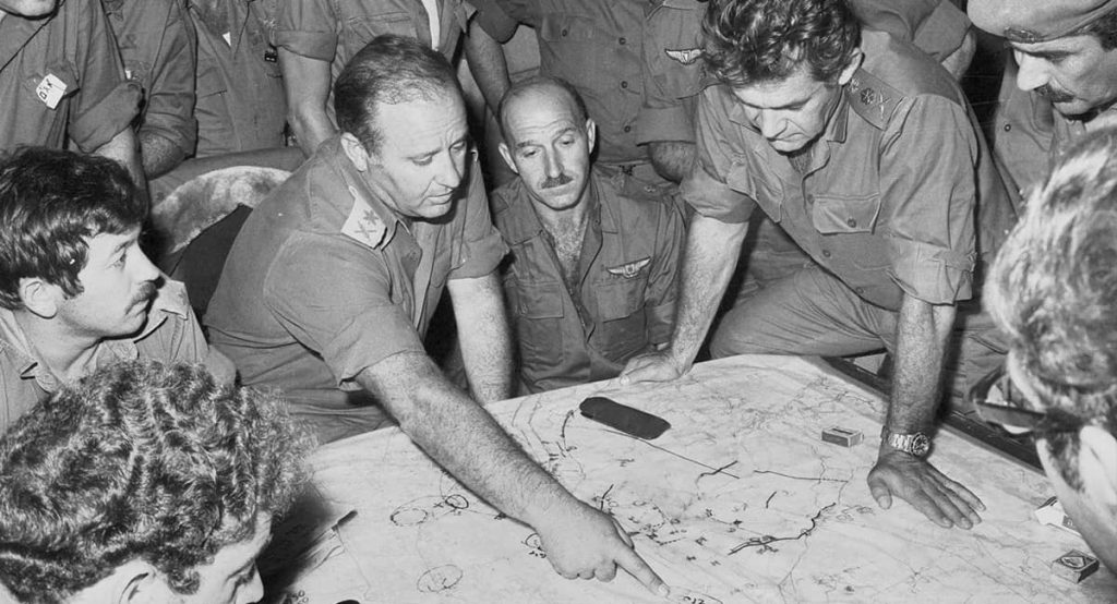 IDF Chief of Staff in consultation with Eli Zeira, director of Aman, Israel's military intelligence, during the 1973 Yom Kippur War. Photo credit: IDF Spokesperson's Unit / CC BY-SA 3.0.