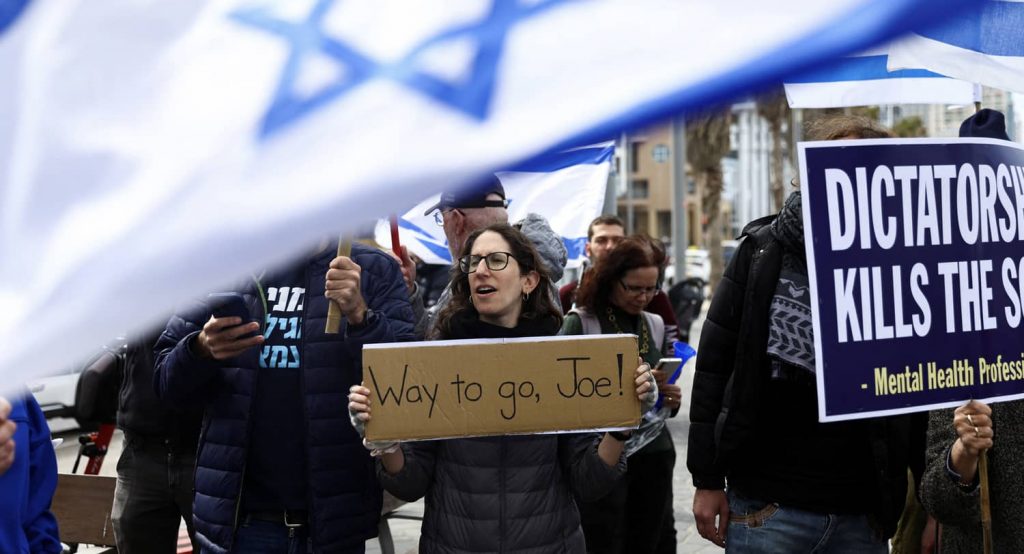 Demonstrators in Tel Aviv, Israel show support for US President Biden, for not inviting Israeli Prime Minister Netanyahu to the White House, March 30, 2023. Photo credit: REUTERS