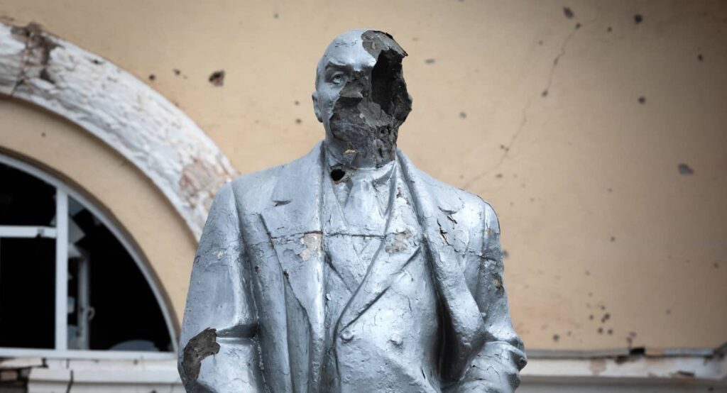 Lenin statue damaged by fighting in Sudzha, Kursk region, August 16, 2024. Photo credit: Chubotin Kirill/Ukrinform/ABACA via Reuters Connect.